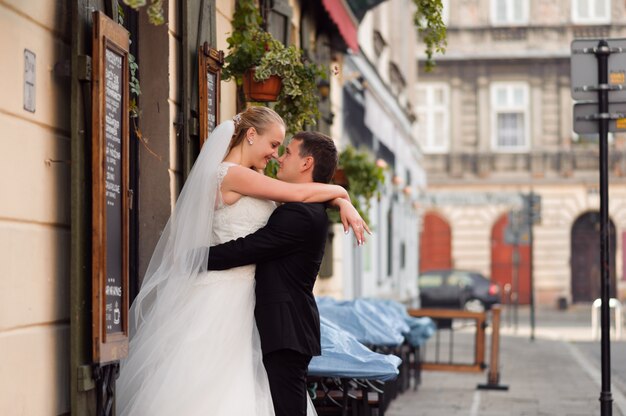 Novia y novio antes de la boda