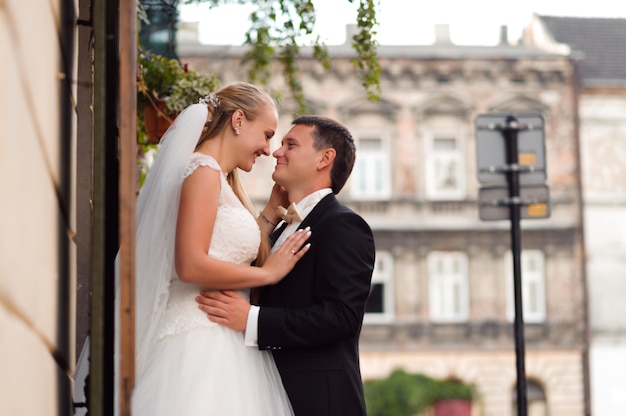 Novia y novio antes de la boda