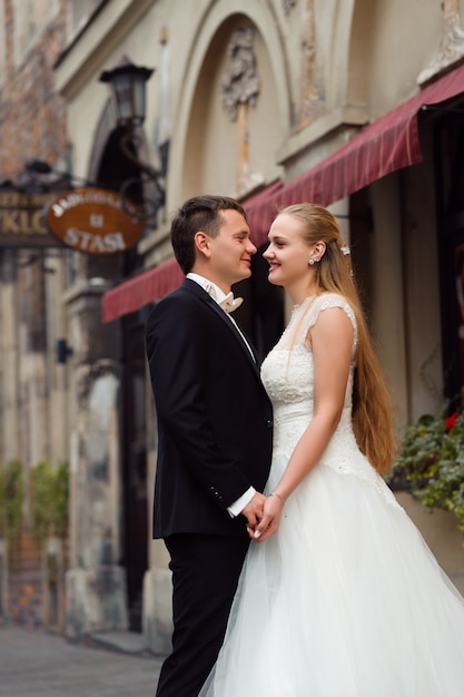 Foto gratuita novia y novio antes de la boda