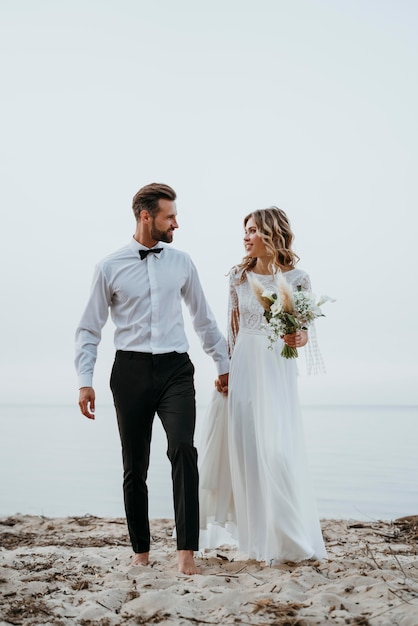 La novia y el novio en una boda en la playa