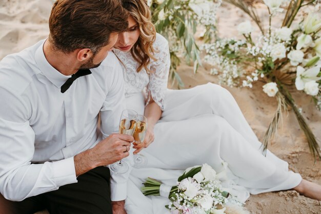 La novia y el novio celebrando su boda en la playa.