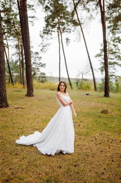 La novia y el novio corren por un bosque Sesión de fotos de boda