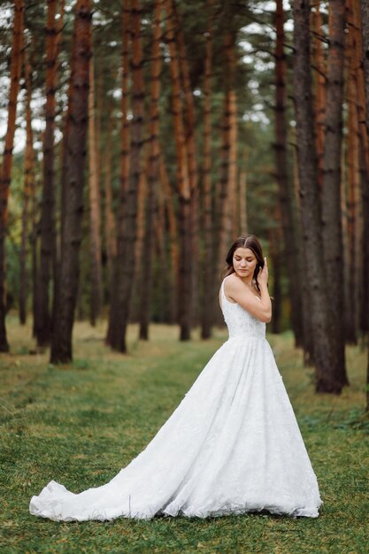 La novia y el novio corren por un bosque Sesión de fotos de boda