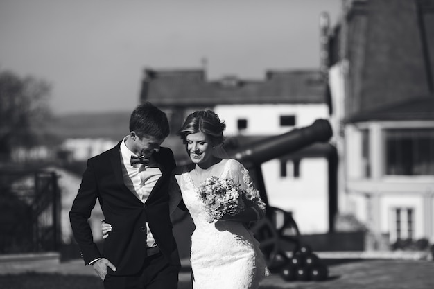 La novia y el novio se divierten en un casco antiguo