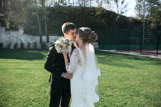 La novia y el novio se divierten en un casco antiguo