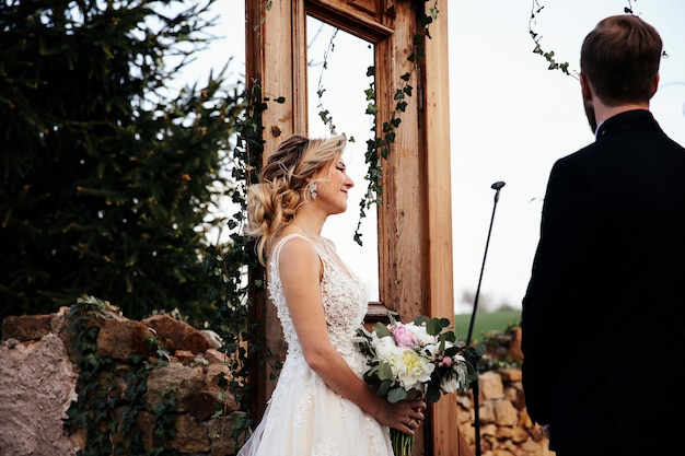 La novia y el novio están en la ceremonia de la boda.