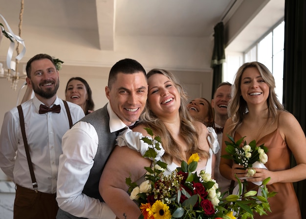 Foto gratuita novia y novio felices con la gente en la ceremonia de boda