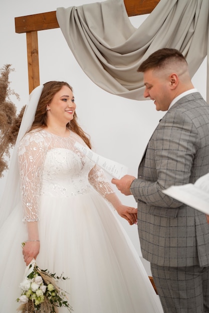 Novia y novio intercambiando votos en la ceremonia de boda