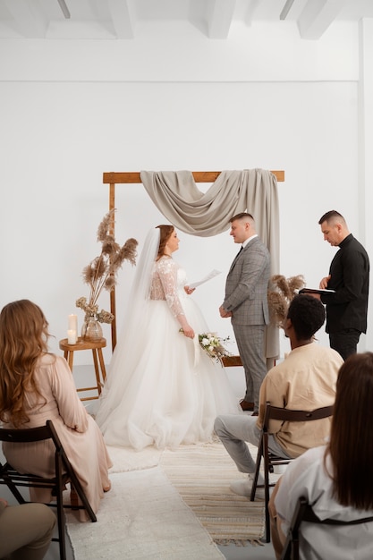 Foto gratuita novia y novio intercambiando votos en la ceremonia de boda