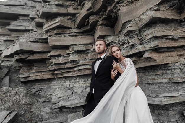 Novia y novio de moda al aire libre