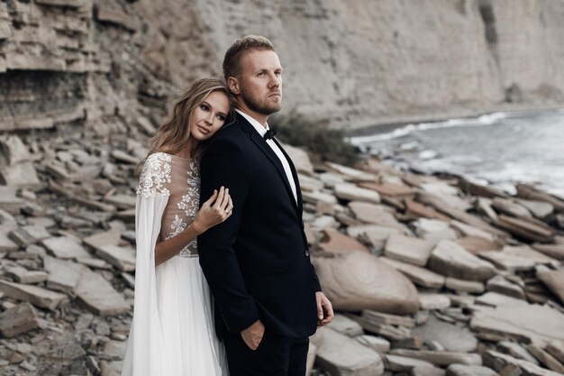 Novia y novio de moda al aire libre