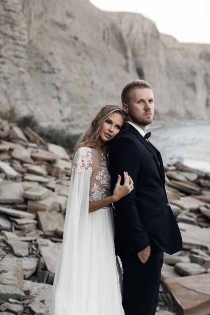 Novia y novio de moda al aire libre