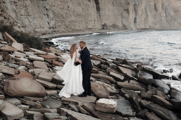 Novia y novio de moda al aire libre