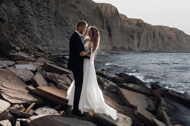 Novia y novio de moda al aire libre