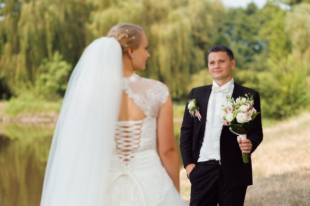 Novia y novio en el paseo