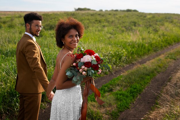 La novia y el novio posan al aire libre