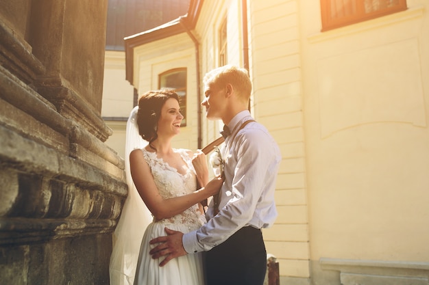 La novia y el novio posando en la calle vieja