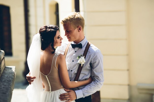 La novia y el novio posando en la calle vieja