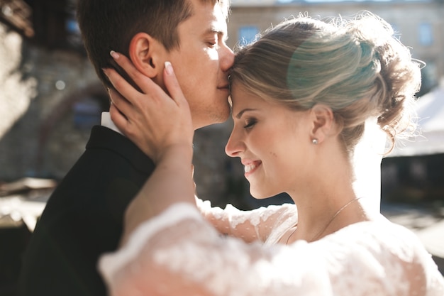 La novia y el novio posando en las calles de la ciudad vieja, primer plano