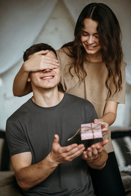 Novia novio sorprendente para el día de san valentín