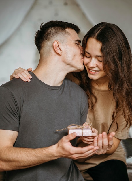 Novia novio sorprendente para el día de san valentín