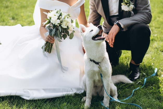 Novia con novio con su perro el día de su boda