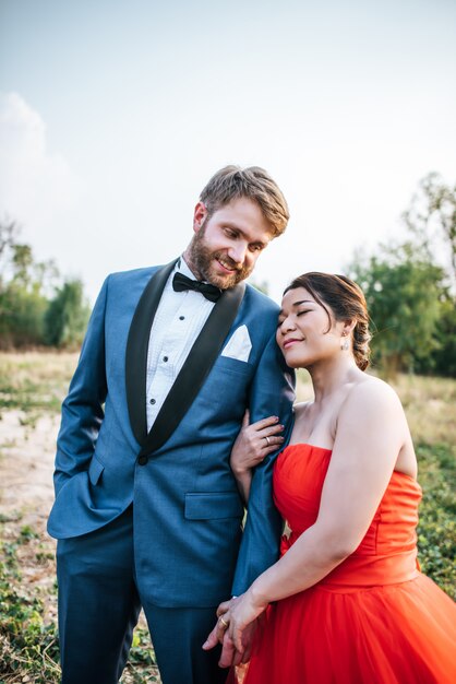 La novia y el novio tienen tiempo de romance y felices juntos