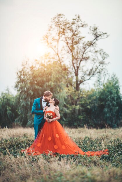 La novia y el novio tienen tiempo de romance y felices juntos