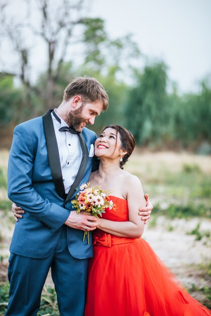 La novia y el novio tienen tiempo de romance y felices juntos