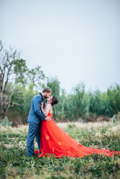 La novia y el novio tienen tiempo de romance y felices juntos