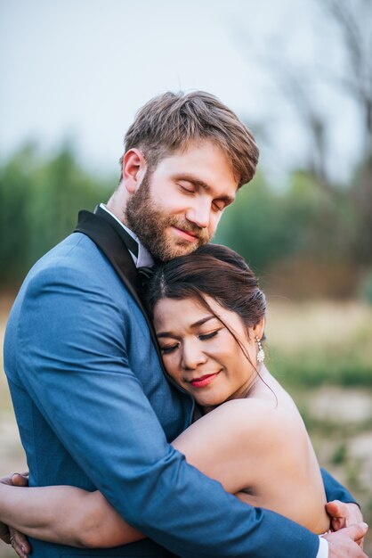 La novia y el novio tienen tiempo de romance y felices juntos