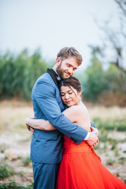 La novia y el novio tienen tiempo de romance y felices juntos