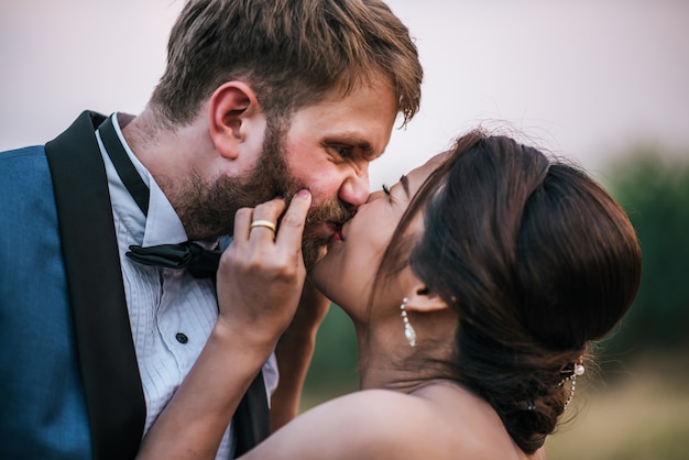 La novia y el novio tienen tiempo de romance y felices juntos