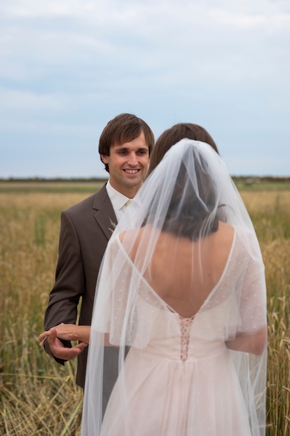 Foto gratuita novia y novio de tiro medio al aire libre