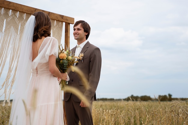 Foto gratuita novia y novio de tiro medio con flores.