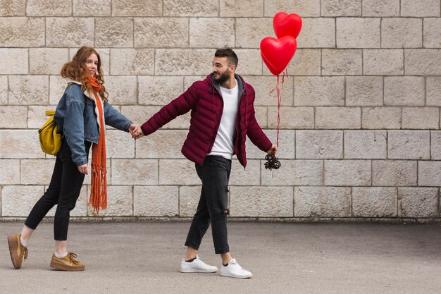 Novia y novio tomados de la mano