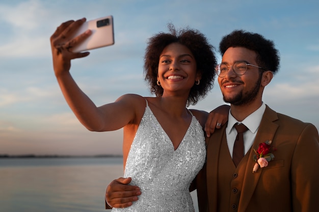 Foto gratuita la novia y el novio se toman una selfie.