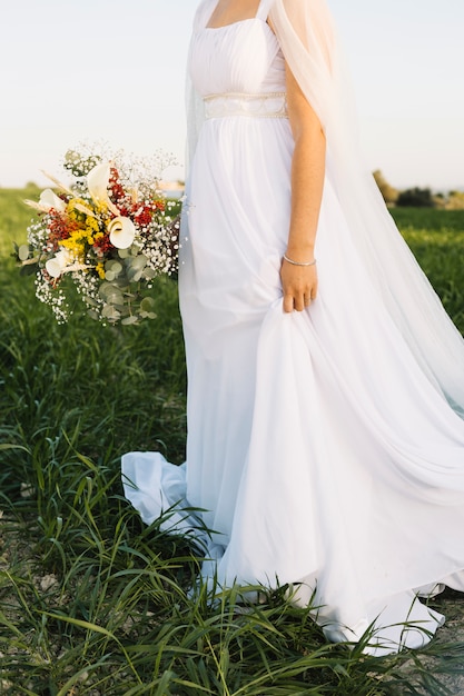 Novia en un paisaje natural