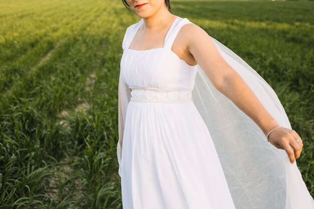 Novia en un paisaje natural