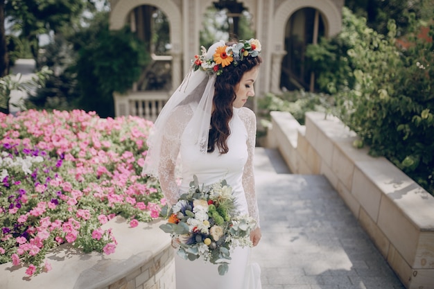 Novia paseando con una diadema de flores