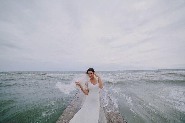 Novia posando con el mar de fondo