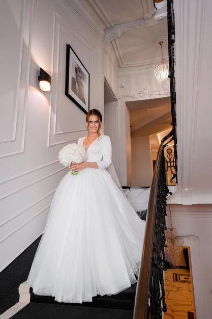 novia con ramo de flores en las escaleras