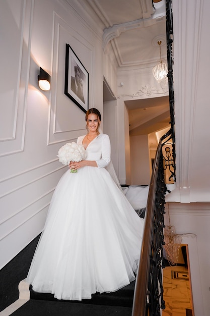 novia con ramo de flores en las escaleras