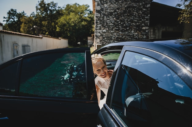 La novia se sienta en el coche