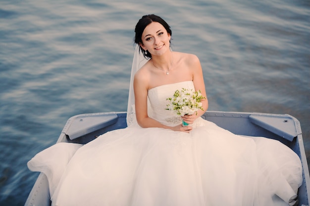 Foto gratuita novia sonriendo en el barco