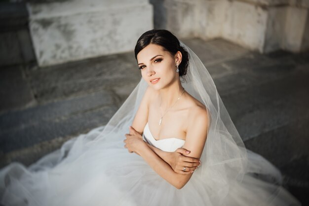 Novia sonriendo. Retrato de boda de la hermosa novia. Boda. Día de la boda.