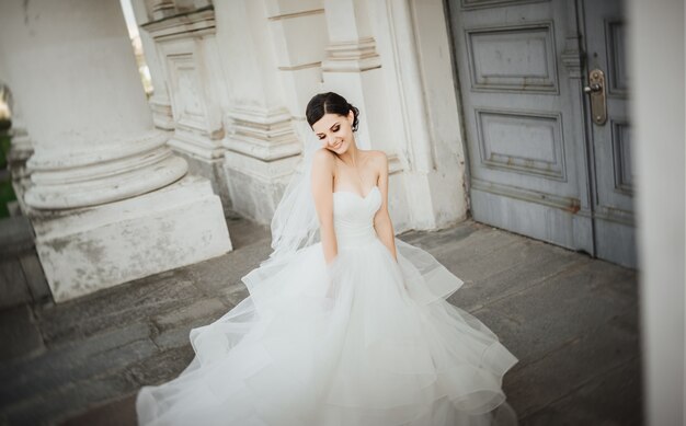 Novia sonriendo. Retrato de boda de la hermosa novia. Boda. Día de la boda.