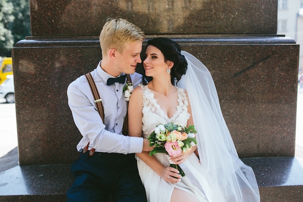 Foto gratuita novia sonriendo a su marido