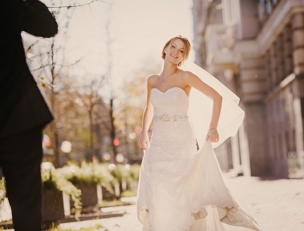 Novia sonriendo a su marido