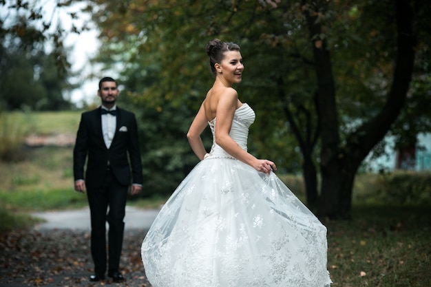 Novia sonriente en el parque